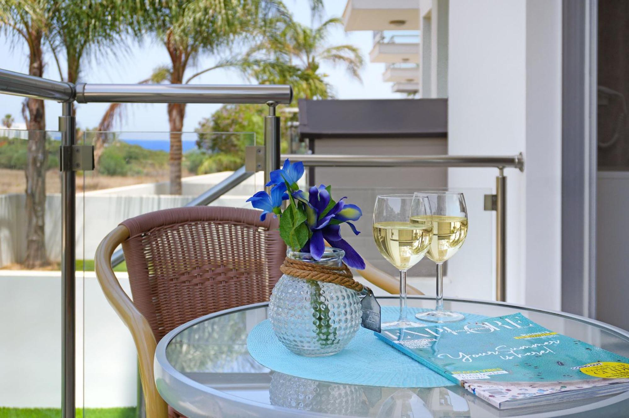 Meryl - Coralli Beachfront Apartment 普罗塔拉斯 外观 照片